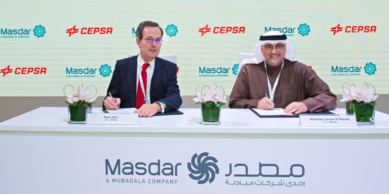 Pedro Miró, CEO de Cepsa, y Mohammed Jameel Al Ramahi, CEO de Masdar, durante la firma del acuerdo.