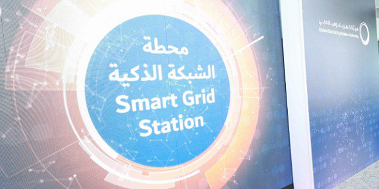Las autoridades de Dubai durante la visita "Smart Grid Station" el complejo de energía fotovoltaica y solar, almacenamiento y gestión de red inteligente.