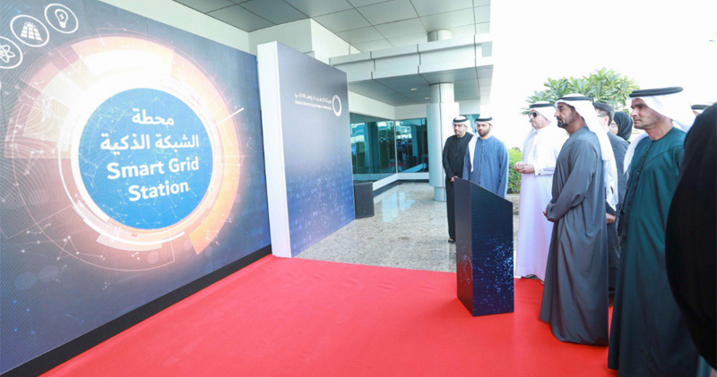 Las autoridades de Dubai durante la visita "Smart Grid Station" el complejo de energía fotovoltaica y solar, almacenamiento y gestión de red inteligente.