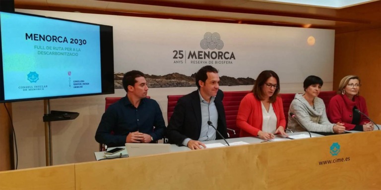 El consejero de Territorio, Energía y Movilidad, Marc Pons, junto con la presidenta del Consejo de Menorca, Susana Mora, han presentado esta mañana la Hoja de Ruta