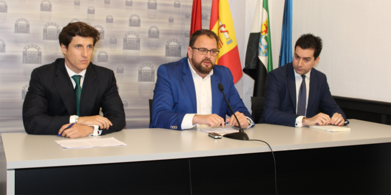 De izda. a dcha. el responsable de Desarrollo OPDEnergy, Alejandro Álvarez; el alcalde de Mérida, Antonio Rodríguez; y el CEO de la compañía, Luis Cid.