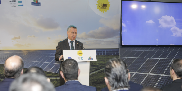 El Lehendakari Iñigo Urkullu acompañado de la Consejera de Desarrollo Económico e Infraestructuras, Arantxa Tapia, ha asistido a la presentación del parque de energía solar fotovoltaica EKIAN.