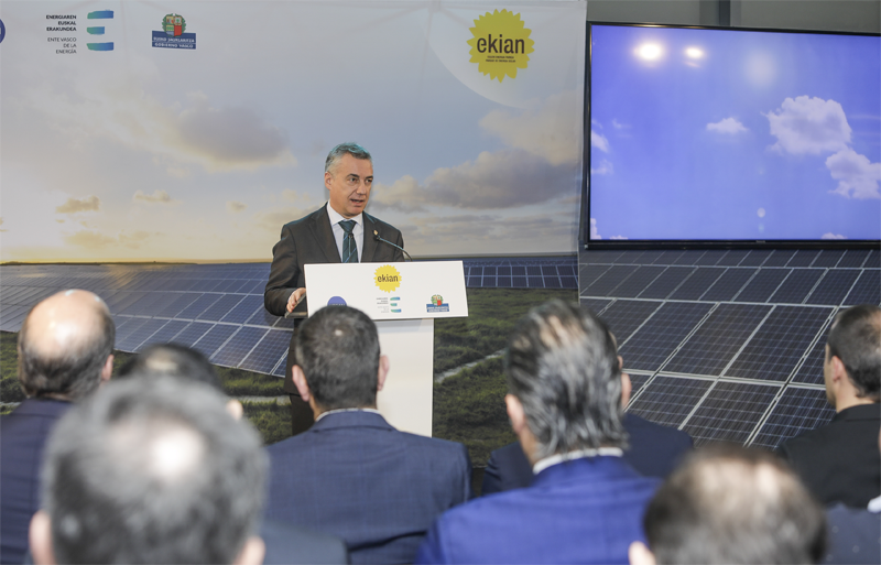 El Lehendakari Iñigo Urkullu acompañado de la Consejera de Desarrollo Económico e Infraestructuras, Arantxa Tapia, ha asistido a la presentación del parque de energía solar fotovoltaica EKIAN.