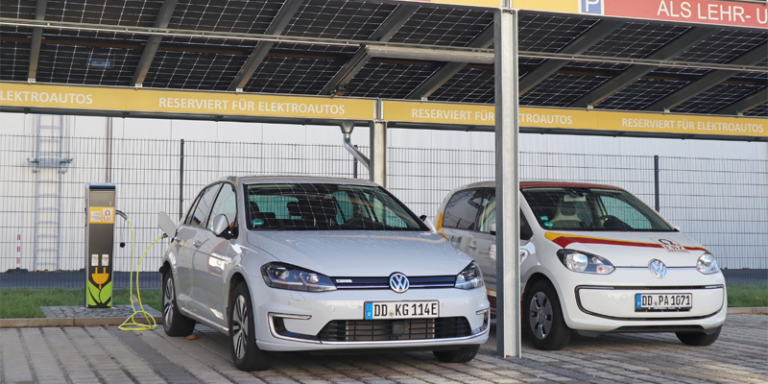 El parking de Dresde (Alemania) cuenta con seis plazas bajo el techo de paneles fotovoltaicos que abastecen con energía limpia las estaciones de recarga.