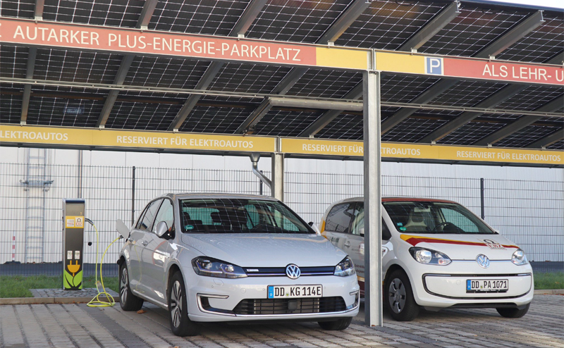 El parking de Dresde (Alemania) cuenta con seis plazas bajo el techo de paneles fotovoltaicos que abastecen con energía limpia las estaciones de recarga.