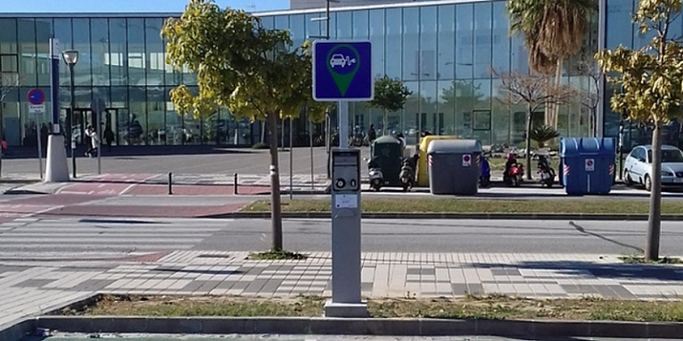 Una de las nuevas estaciones de carga instaladas en la Universidad de Málaga, con sistema de recarga para dos vehículos.