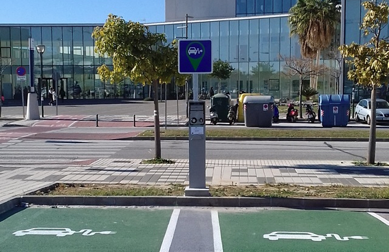 Una de las nuevas estaciones de carga instaladas en la Universidad de Málaga, con sistema de recarga para dos vehículos.