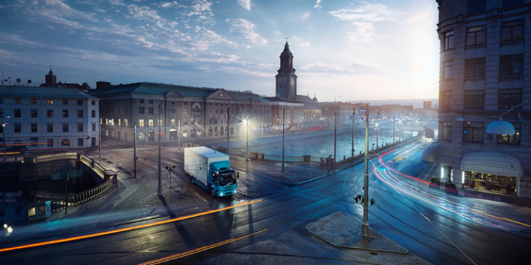 Camión eléctrico Volvo circulando por las calles de una ciudad europea.