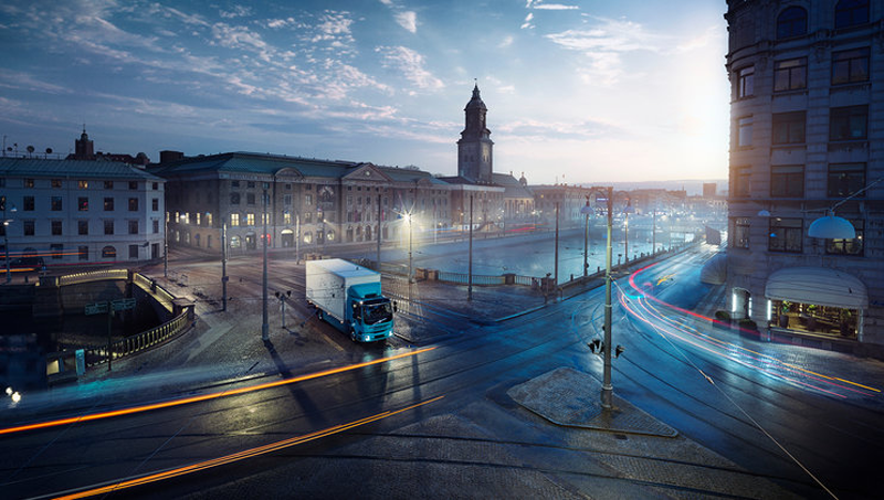 Camión eléctrico Volvo circulando por las calles de una ciudad europea. 