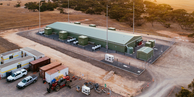 ARENA también ha contribuido con fondos para dos baterías a escala de red (la batería de Lake Bonney de Infigen y la batería de ESCRI en Dalrymple) y dos pruebas de plantas de energía virtual en Adelaide.