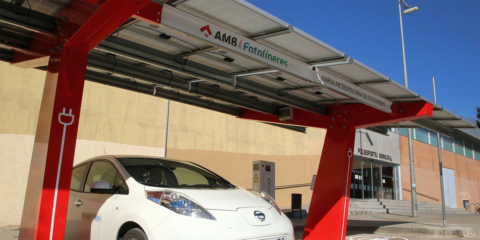 Área Metropolitana de Barcelona instala una fotolinera bidireccional con puntos de carga y almacenamiento energético