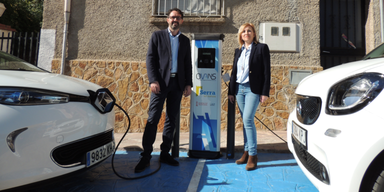 El director de Ovans, Daniel Sánchez, junto a la alcaldesa de Serra, Alicia Tusón, inauguraron el pasado viernes el punto de carga en el centro de esta localidad de Valencia.