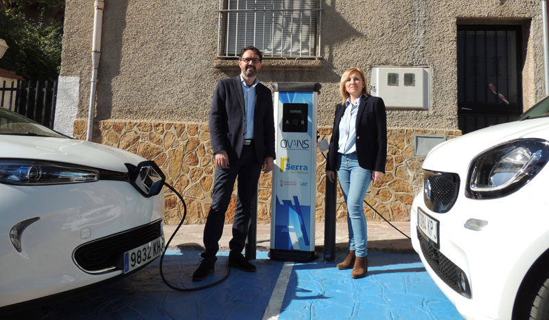 El director de Ovans, Daniel Sánchez, junto a la alcaldesa de Serra, Alicia Tusón, inauguraron el pasado viernes el punto de carga en el centro de esta localidad de Valencia.