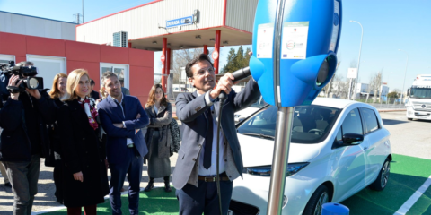 Mercagranada estrena una estación que permite recargar seis vehículos eléctricos simultáneamente