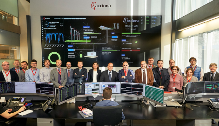 Visita de Ayerdi y representantes del Enercluster con personal de Acciona en las instalaciones de la empresa
