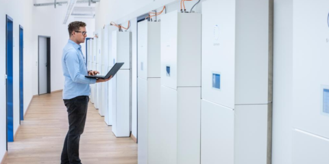 La empresa Shell expande su oferta con servicios de almacenamiento de energía inteligente para los hogares