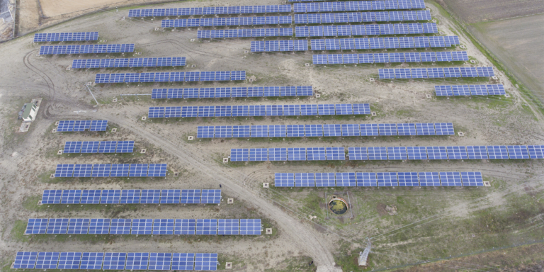 Vista aérea de la planta fotovoltaica de Som Energia en Ávila.