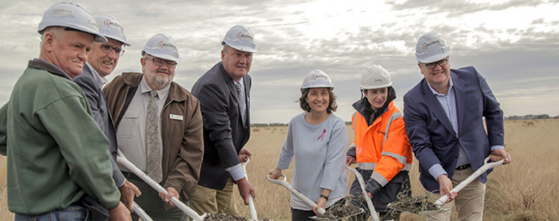 Ceremonia de la primera piedra en la que participaron la Ministra de Energía, Medio Ambiente y Cambio Climático de Victoria, Lily D’Ambrosio, (tercera por la derecha) y el director de Acciona Energía Australia, Brett Wickham (primero dcha.), con otras autoridades, directivos y propietarios. 