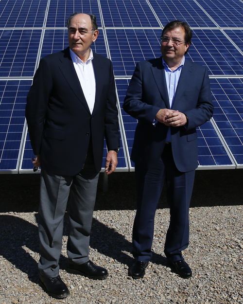 Ignacio Galán y Fernández Vara ante los paneles fotovoltaicos de Núñez de Balboa.