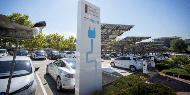 Uno de los parkings de Endesa con puntos de carga y coches particulares de la plantilla de la compañía.