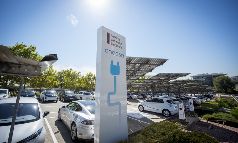 Uno de los parkings de Endesa con puntos de carga y coches particulares de la plantilla de la compañía.