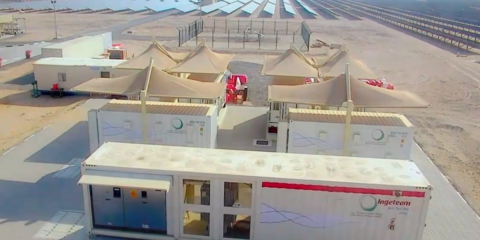 Dubái prueba la eficacia estabilizadora de baterías sodio-sulfuro en un parque fotovoltaico a gran escala