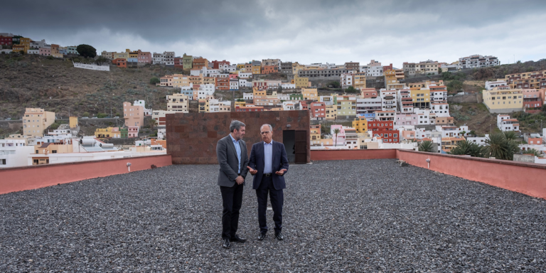 Fernando Clavijo, presidente de Canarias, junto a Casimiro Curbelo, presidente del Cabildo de La Gomera, durante su visita a la isla.