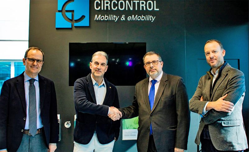 Los representantes de ambas compañías, Circontrol y Avic, sellan el acuerdo para promover la movilidad eléctrica.