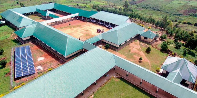 Vista aérea de la Universidad Lago Abierto de RD Congo con la instalación de placas solares.