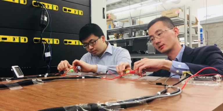 Miembros del equipo de investigación de la Universidad de Kansas que estudian cómo predecir la temperatura interior de las baterías de iones de litio para hacerlas más seguras.