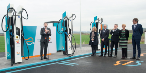 El primer punto de recarga ultrarrápida de la Península se encuentra en una estación de servicio de Repsol en Álava