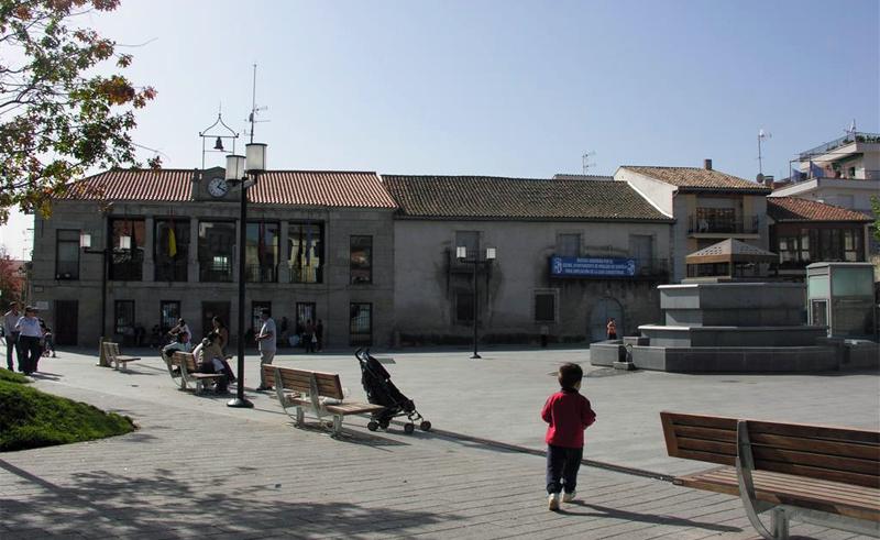 Plaza de Robledo de Chavela, municipio Madrileño en el que Iberdrola ha instalado dos puntos de carga semirrápida gratuita, ya que el ayuntamiento asumirá el coste del suministro eléctrico.
