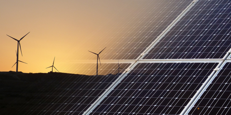 El estudio analiza las diferentes energías renovables por tecnologías, que son: fotovoltaicos, eólicos, termosolares, eólica marina y biomasa.