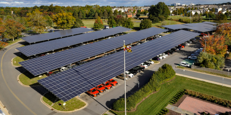 Paneles fotovoltaicos en aparcamiento