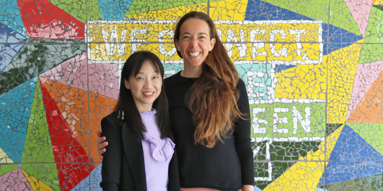 Luz Ma Chen, directora general de Chint Energy (izquierda) y Carlota Pi, cofundadora y presidenta ejecutiva de Holaluz, tras la firma del acuerdo entre ambas compañías.