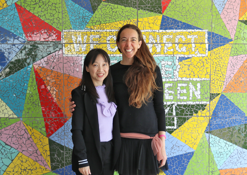 Luz Ma Chen, directora general de Chint Energy (izquierda) y Carlota Pi, cofundadora y presidenta ejecutiva de Holaluz, tras la firma del acuerdo entre ambas compañías. 