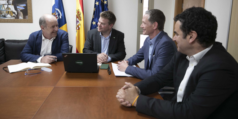 Reunión mantenida entre representantes de la empresa alemana Ubitricity y del Gobierno de Canarias, para hablar de la implantación de un piloto con una solución móvil de recarga eléctrica en farolas.