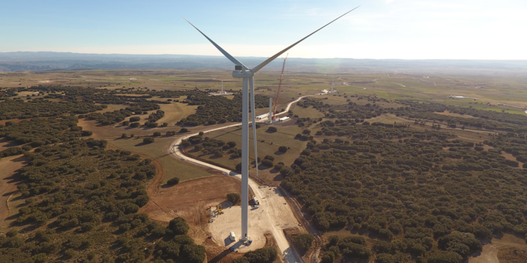 Una turbina del parque eólico de Los Llanos Burgos.