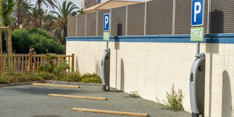 El aparcamiento de la Gola de La Manga estrena dos puntos de recarga para coches eléctricos