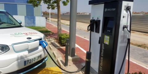 La electrolinera recién inaugurada en la ciudad valenciana de Riba-roja de Túria ofrece recarga rápida gratuita