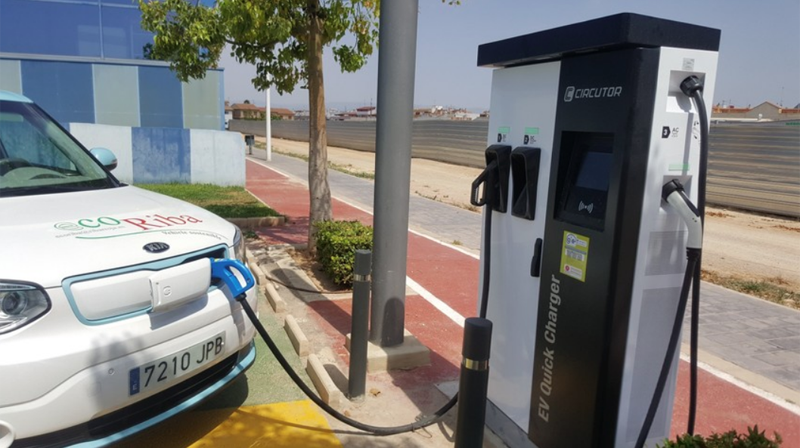La electrolinera de carga rápida de Riba-roja de Túria (Valencia) dispone de tres conectores diferentes y ofrece recarga gratuita.