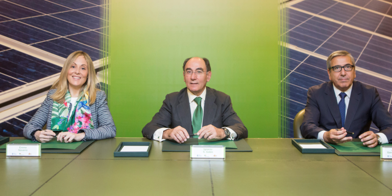 firma para la financiación del planta solar fotovoltaica Núñez de Balboa