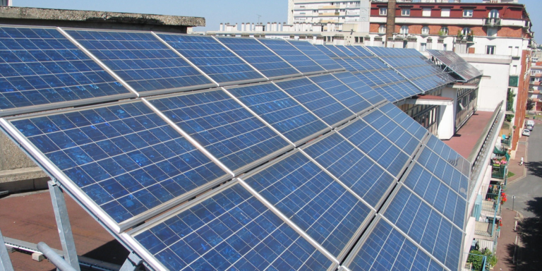 Placas fotovoltaicas sobre un edificio.