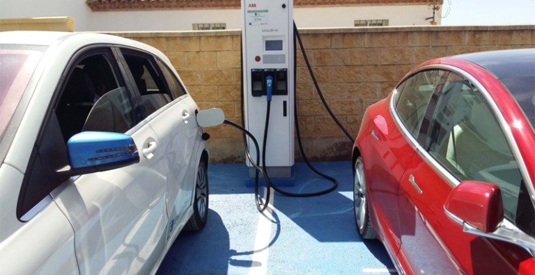 La estación de recarga rápida de Aracena tiene dos enchufes y es apta para todo tipo de vehículos eléctricos.