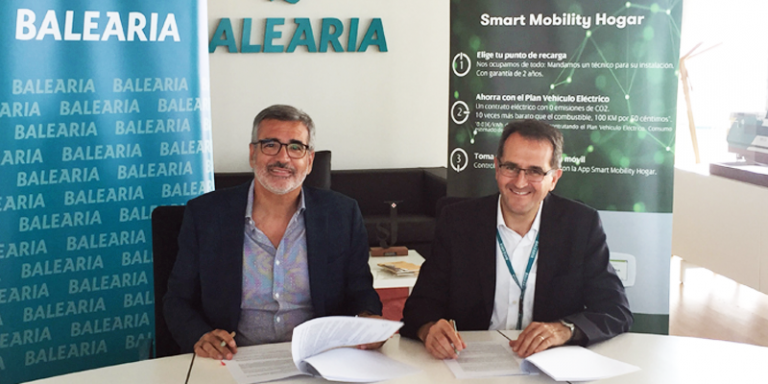 Adolfo Utor, presidente de Baleària, y Joaquín Longares, delegado de Iberdrola en la Comunidad Valenciana, firmaron el acuerdo para la instalación de los postes de recarga rápida en la estación marítima de Denia.