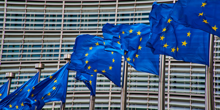 Edificio comisión europea con banderas de Europa delante