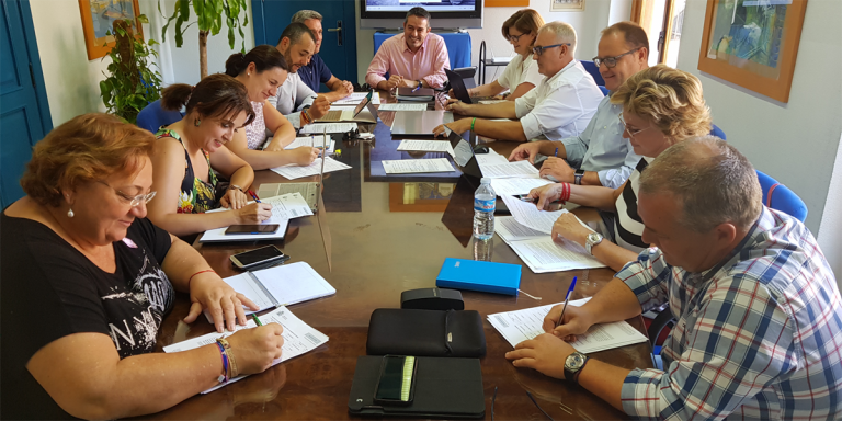 Junta de Gobierno municipal de Alcantarilla reunida en torno a una mesa larga presidida por el alcalde al fondo.