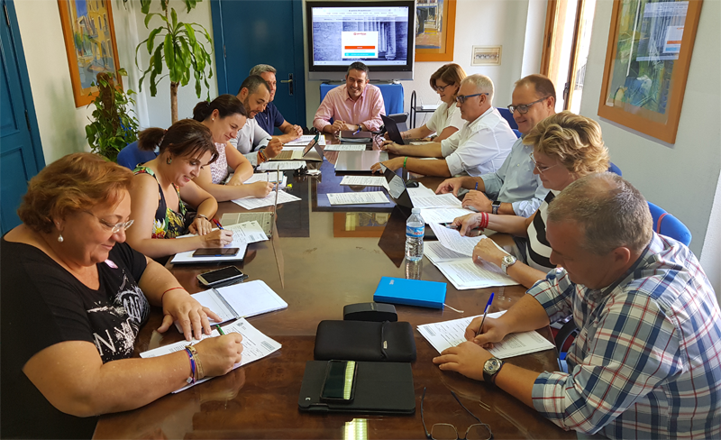 Junta de Gobierno municipal de Alcantarilla reunida en torno a una mesa larga presidida por el alcalde al fondo.