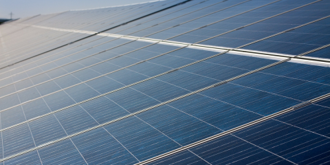 Microrred con paneles solares, almacenamiento y puntos de recarga en la comisaría de Policía Municipal de Pamplona