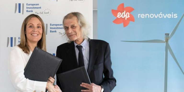 Emma Navarro, vicepresidenta del BEI, y João Manso Neto, CEO de EDPR, firma del acuerdo.